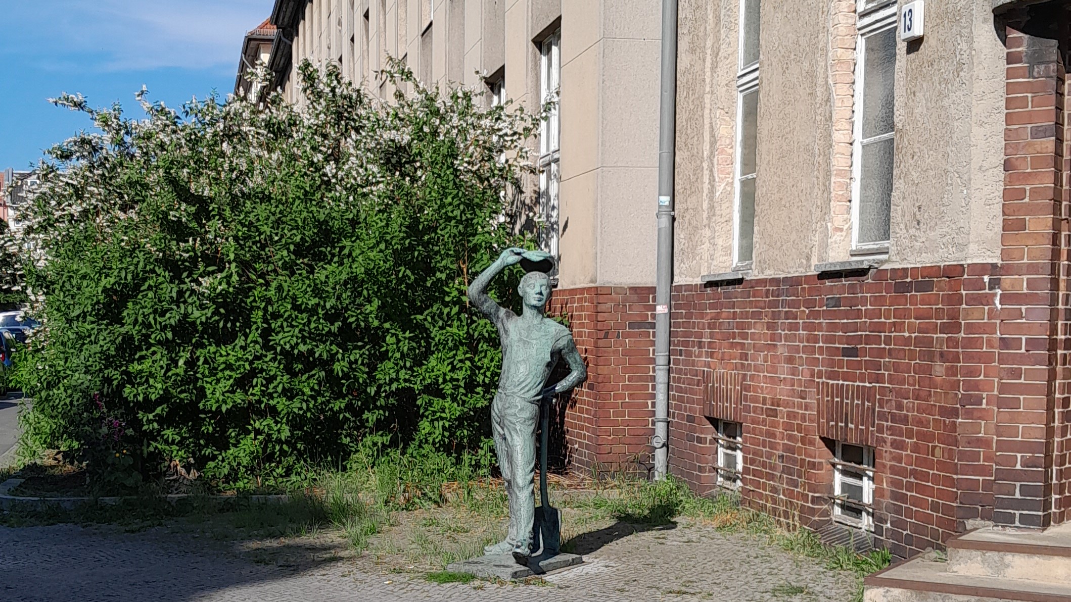 Umsetzung der Skulptur 'Grtner' an den ursprnglichen Standort im Hasselwerder Park