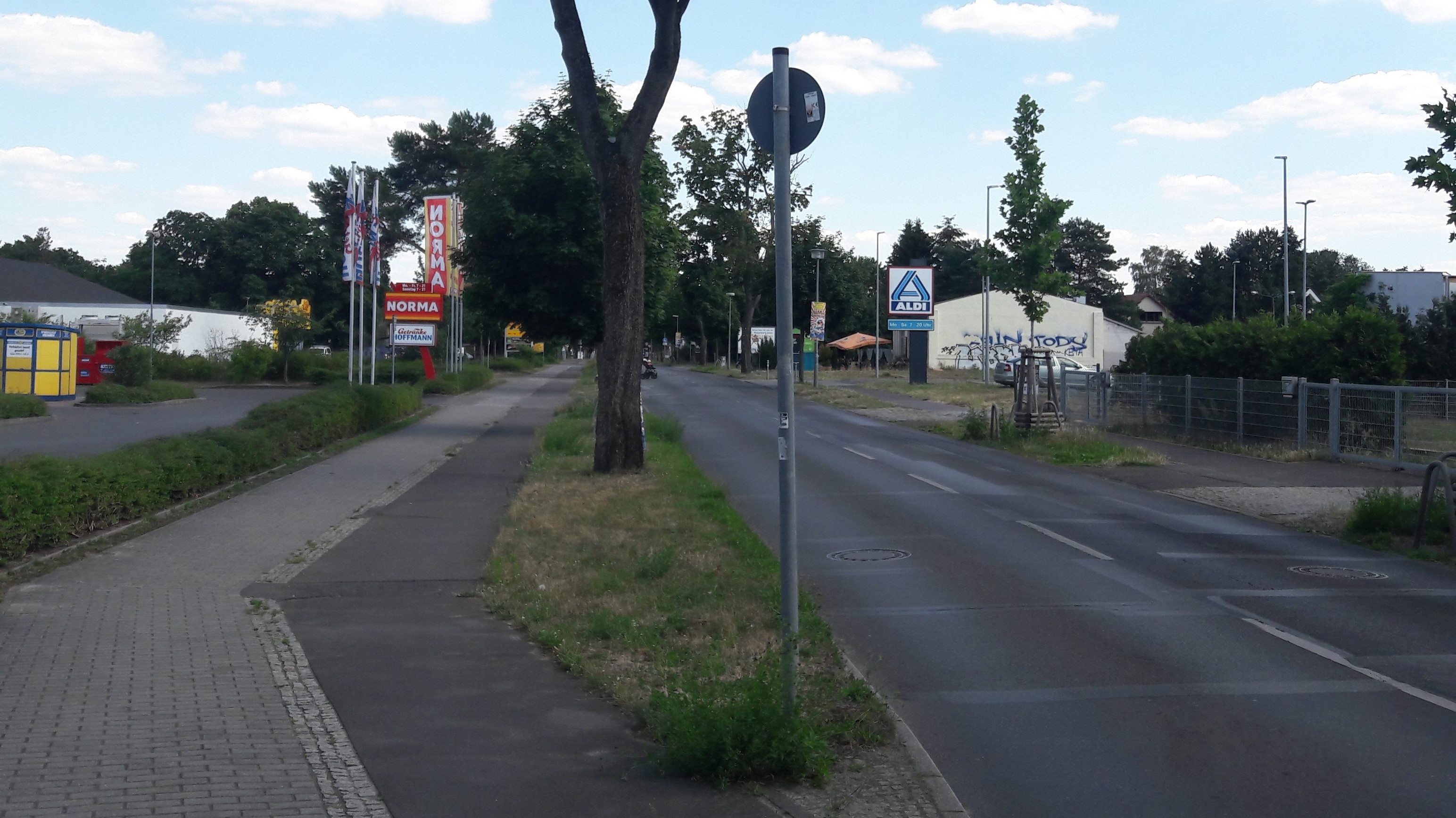 Querungshilfe M�ggelheimer Damm auf der H�he von ALDI / NORMA in M�ggelheim 